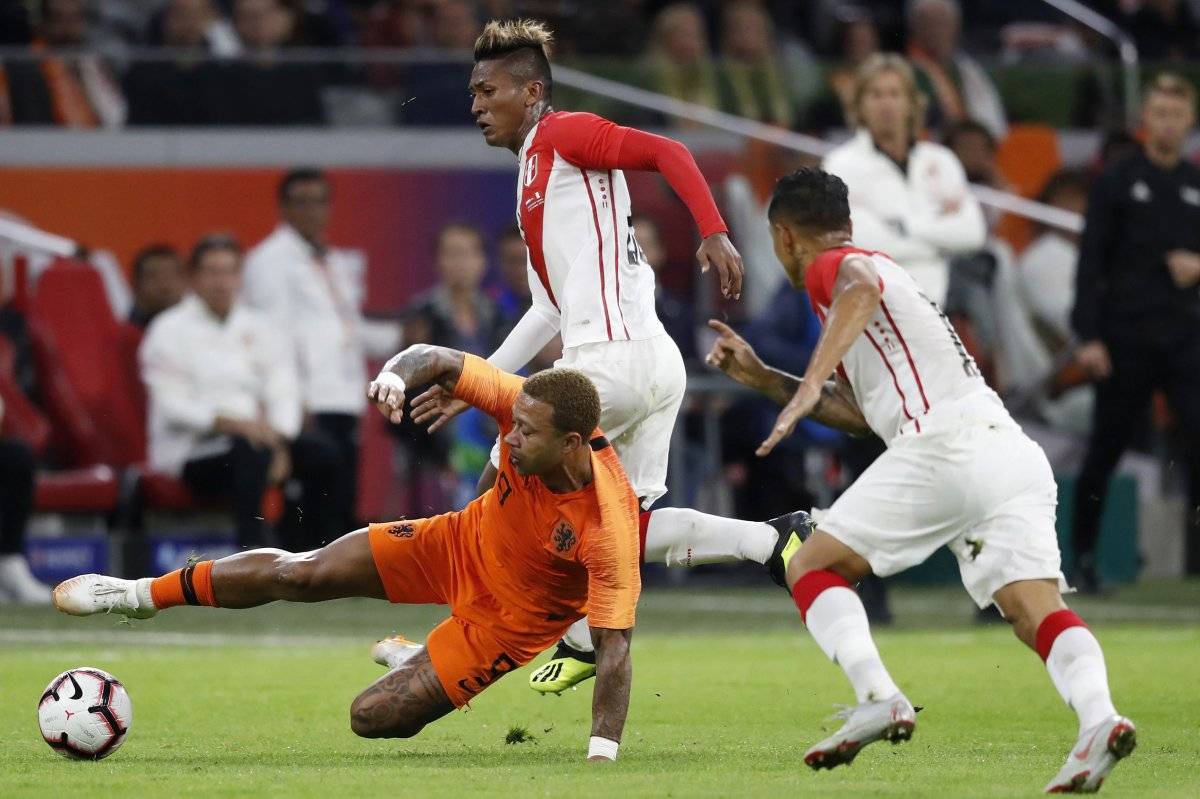 Memphis recibe una fuerte entrada por un rival peruano