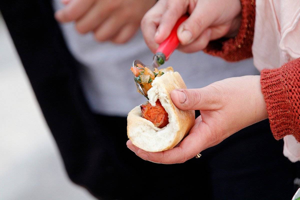 Regalarán choripanes en diez panaderías de Santiago