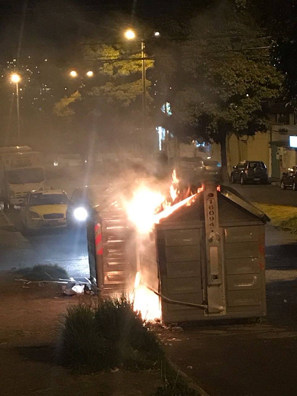 Reportan incendio de contenedores de basura en el norte de Quito