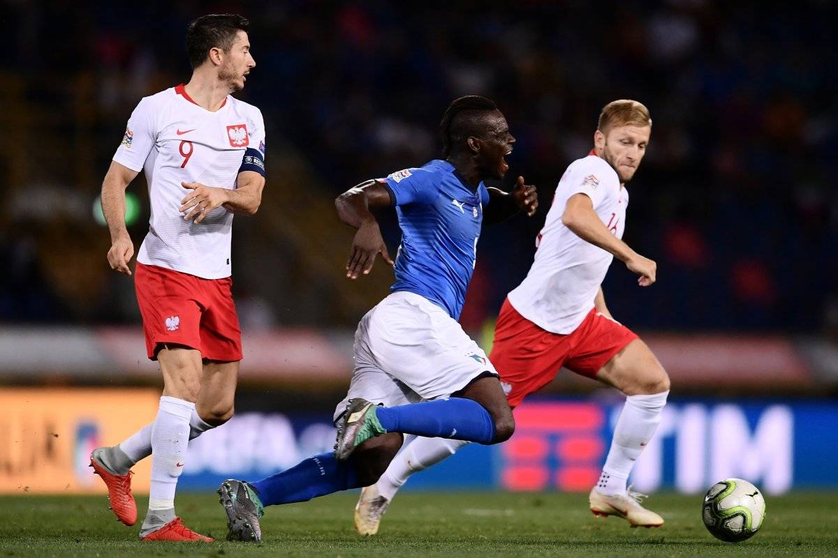 Mario Balotelli recibe una fuerte entrada