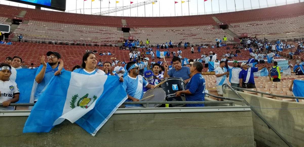 La afición chapina presente en el Memorial Coliseum de Los Ángeles