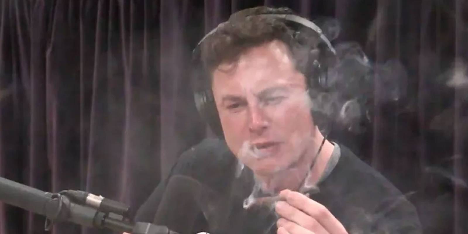 Elon Musk fuma hierba y revela que diseñó un avión eléctrico Elon Musk fuma hierba y revela que diseñó un avión eléctrico