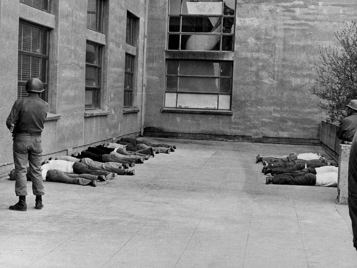 Los izquierdistas yacen en el suelo después de ser arrestados por los militares durante el golpe contra el gobierno del presidente Salvador Allende en Santiago, Chile, el 11 de septiembre de 1973