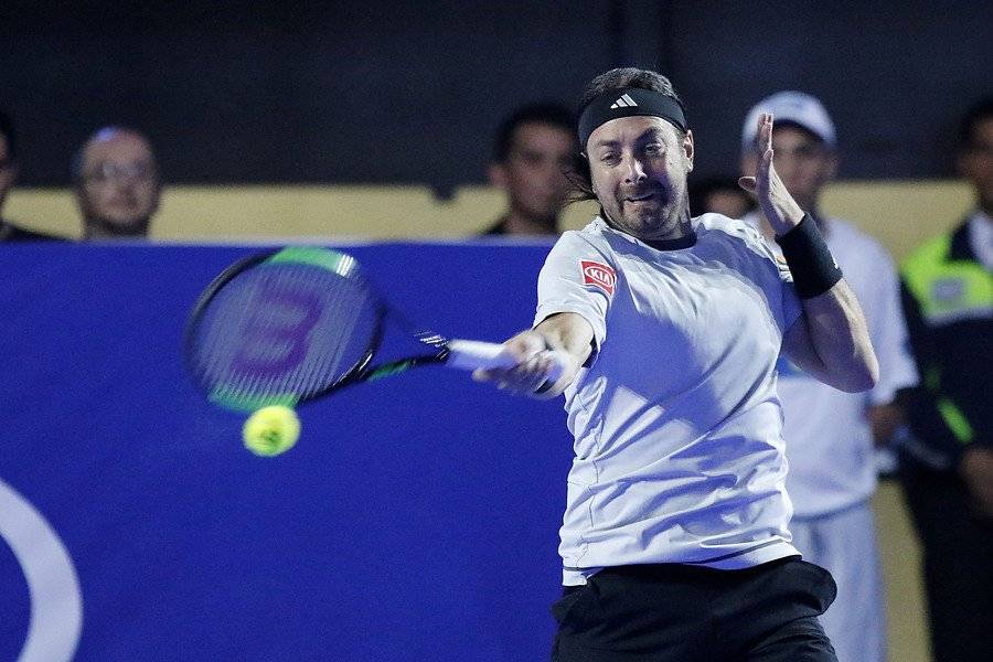 Nicolás Massú mostró mucha entrega sobre la cancha dura del Monticello / Foto: Agencia UNO