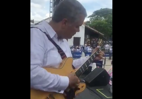 A un músico no le gustó que Duque le cogiera la guitarra A un músico no le gustó que Duque le cogiera la guitarra