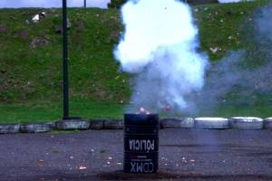 Explosión del “huevo de codorniz” con el fémur de una res.