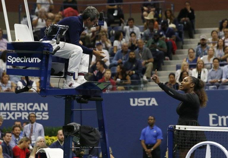 Serena Williams discute con el juez Carlos Ramos