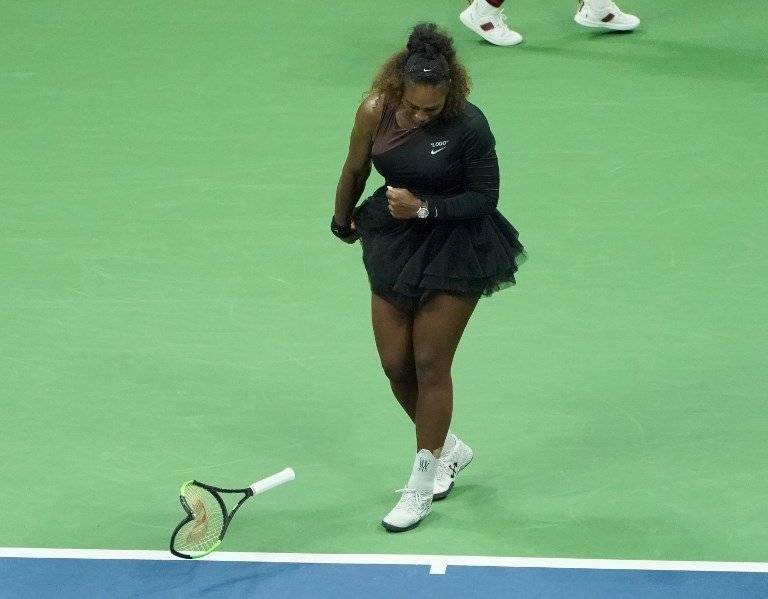 Serena Williams rompe una raqueta en la final del US Open 2018