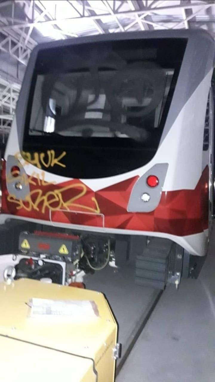 Asaltan los talleres del Metro de Quito y vandalizan uno de los vagones del tren