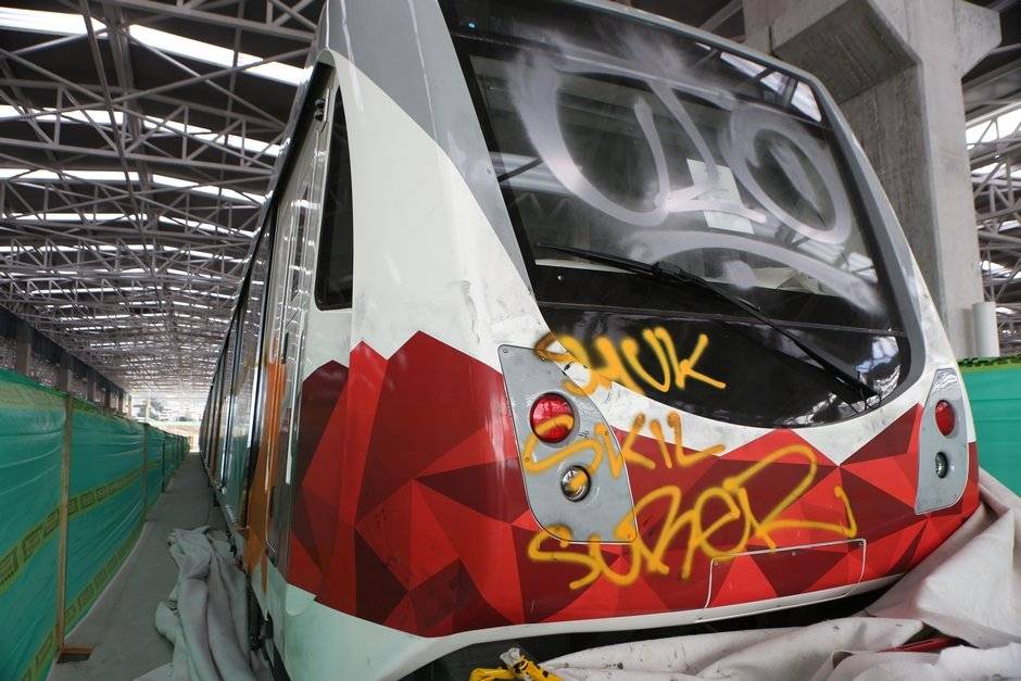 Grafitis en el vagón del Metro de Quito