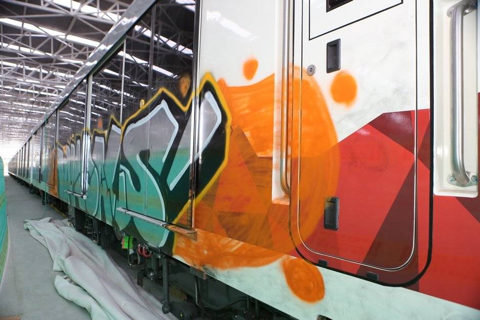Grafitis en el vagón del Metro de Quito