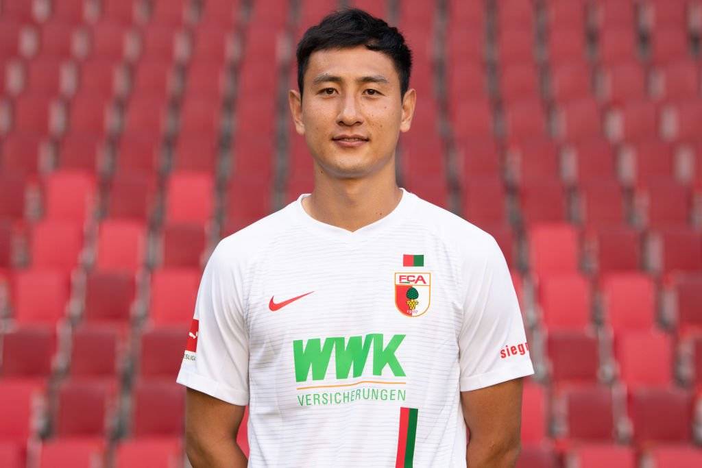 Ji Dong-won, del Augsburgo de Alemania, será una de las cartas ofensivas de Corea del Sur ante Chile / Foto: Getty Images