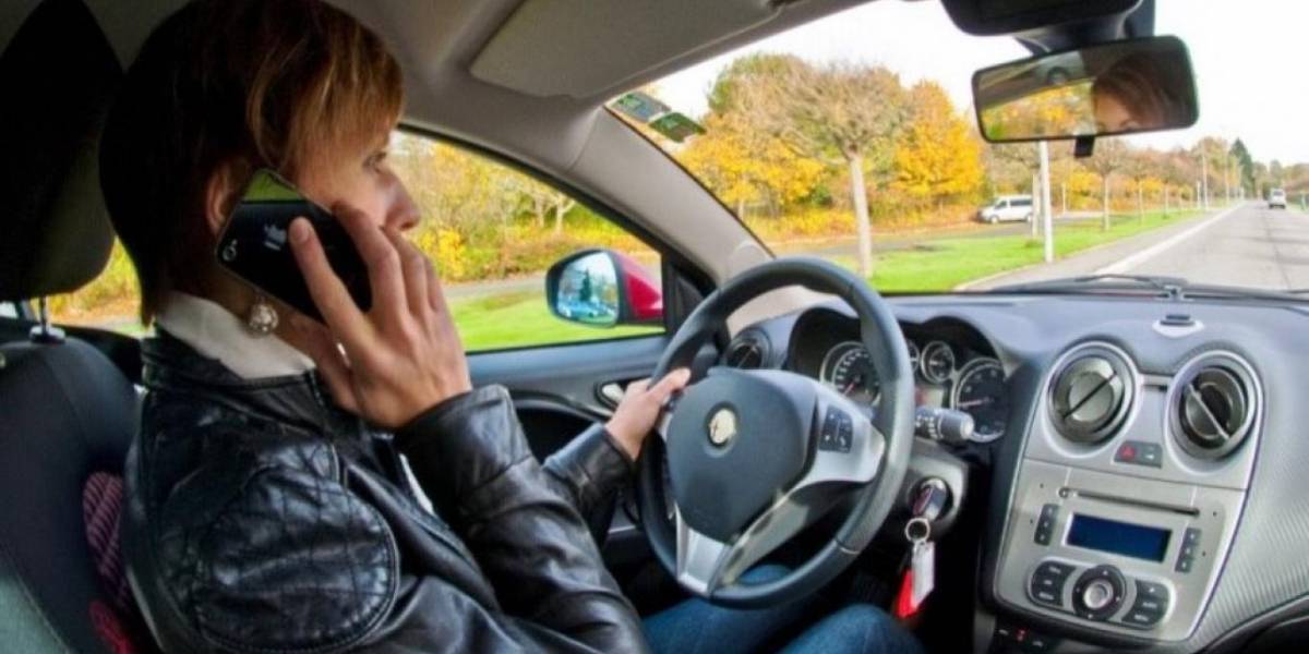 Esto te podría pasar en Chile si te pillan hablando por celular mientras conduces