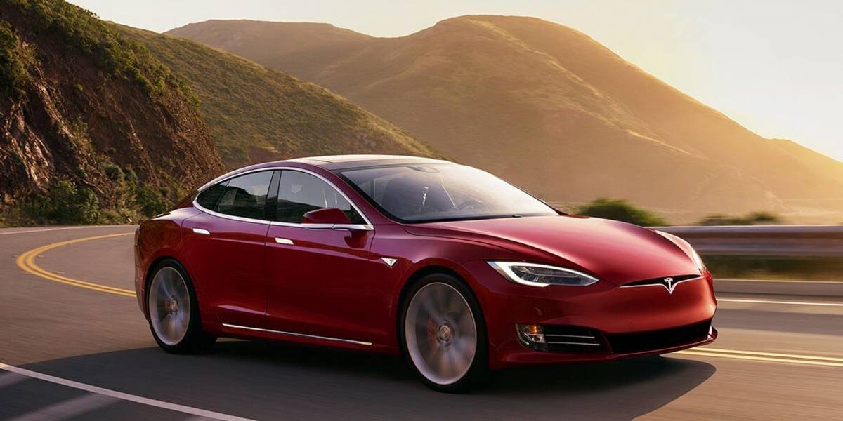 ¡Al fin! Tesla presenta un cargador que se puede conectar al enchufe de pared
