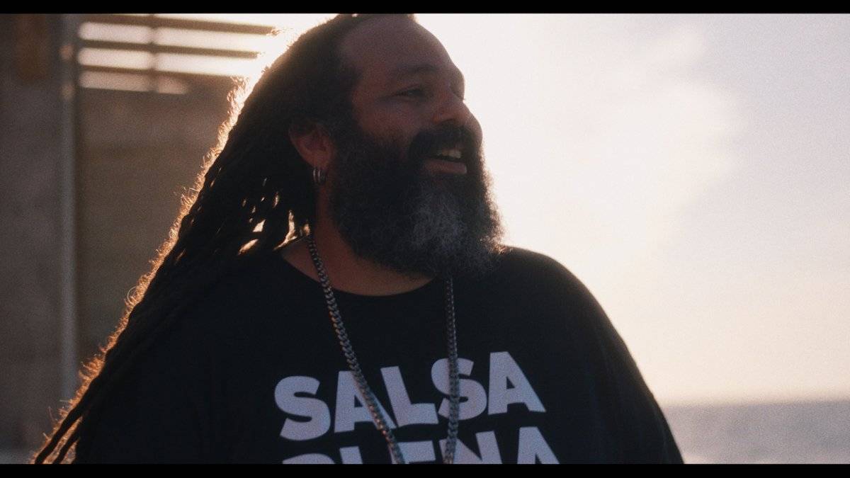 Don Carmelo, vocalista de la banda de reggae puertorriqueña Gomba Jahbari, durante la grabación en La Perla. / Foto: Suministrada