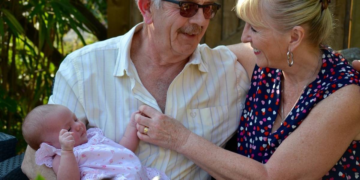 Esta adorable pareja de ancianos "diseñó" a su propio nieto usando el esperma de su hijo muerto