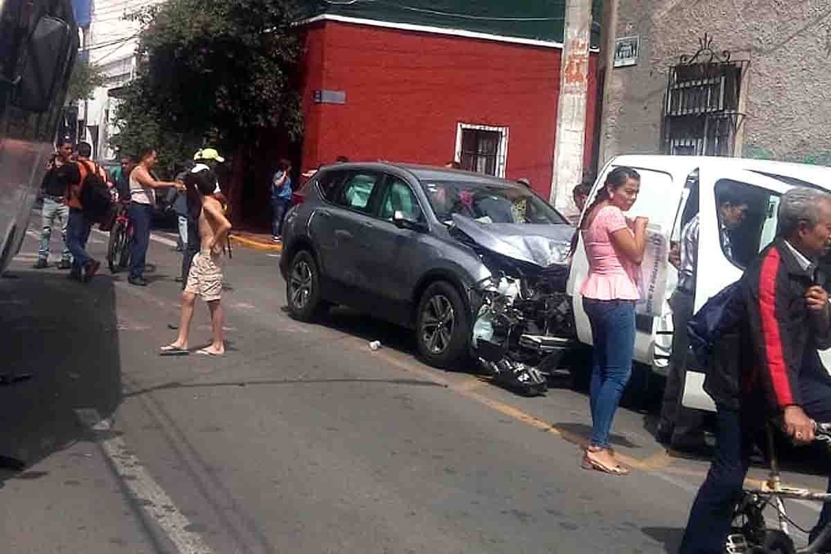Once heridos en colisión de camioneta contra transporte público