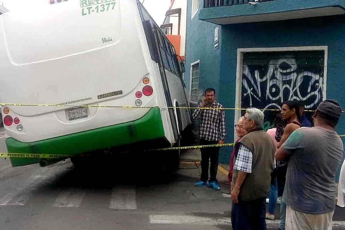Once heridos en colisión de camioneta contra transporte público