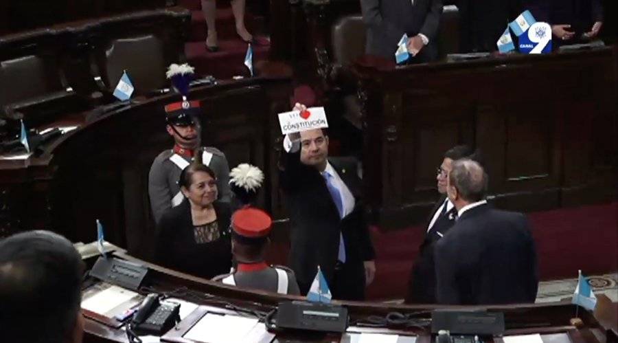 Jimmy Morales recibe calcomanía