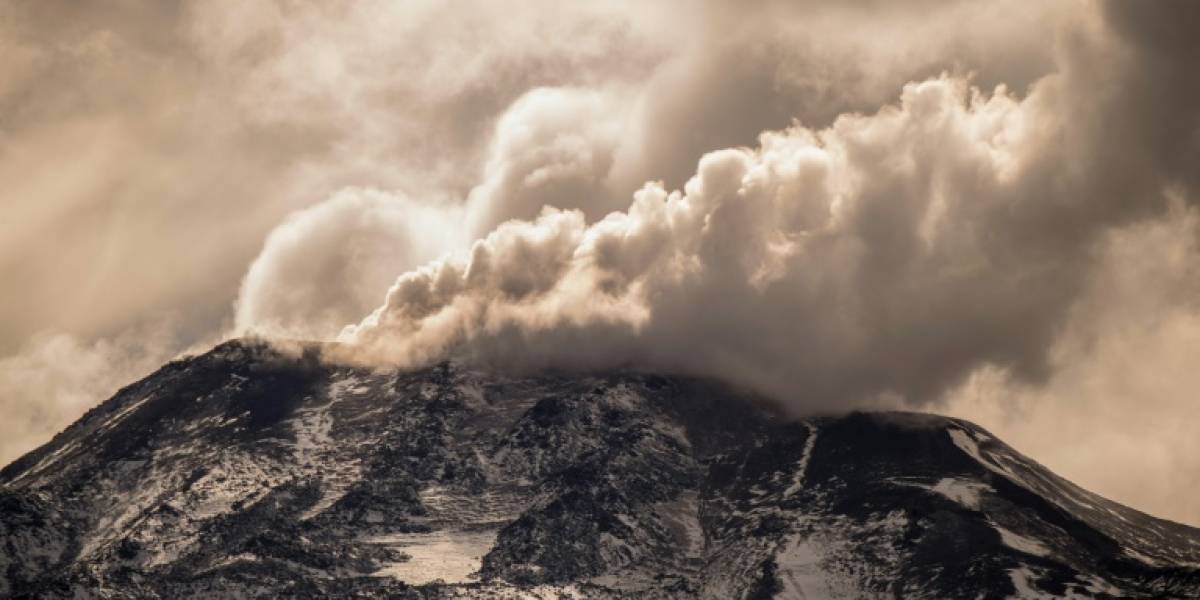 Chile: Explosión en Complejo Volcánico Nevados de Chillán genera alertas en organismos de emergencia