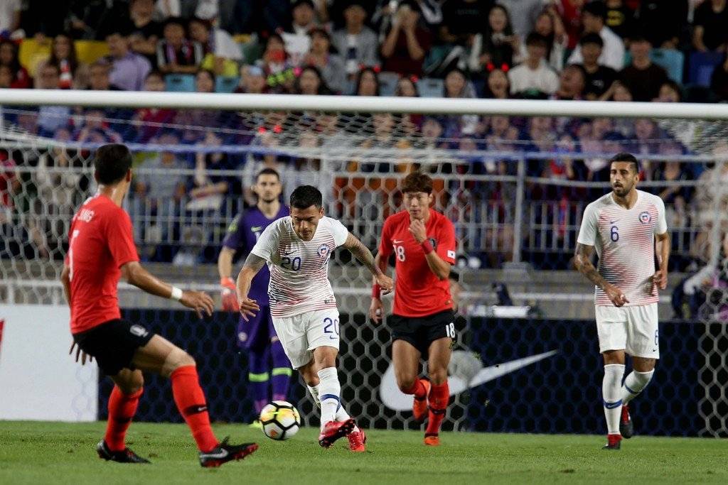 Charles Aránguiz volvió a sentir problemas en la rodilla en el duelo entre la Roja y Corea del Sur en Suwon / Foto: Carlos Parra-ANFP