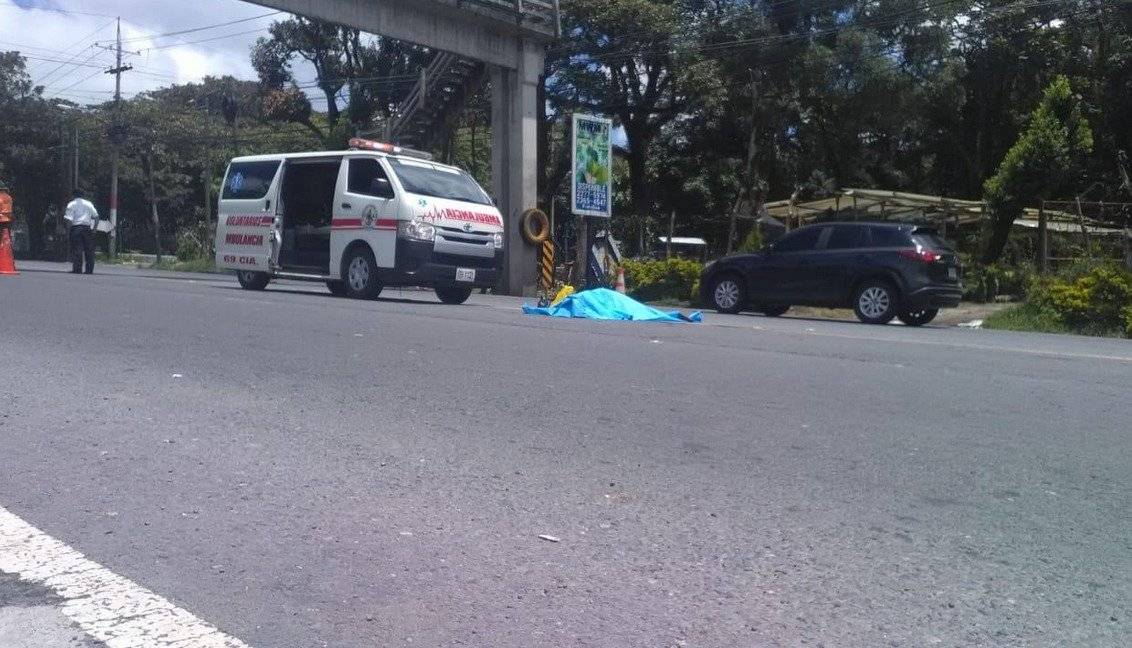 Los Bomberos Voluntarios atendieron a la mujere que falleció cerca de una pasarela.