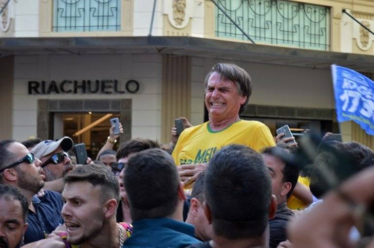 Jair Bolsonaro gesticula tras ser apuñalado en un mitin
