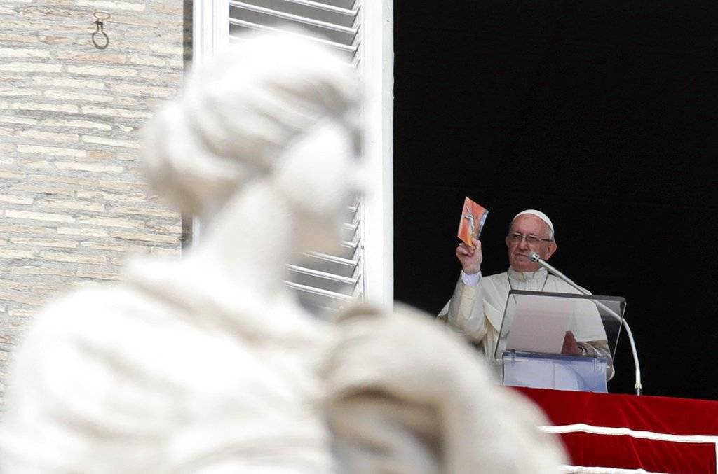 Papa Francisco saludando