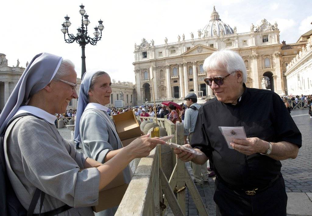 Papa distribuye crucifijos en el Vaticano