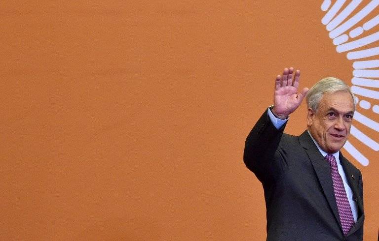 Sebastián Piñera saludando