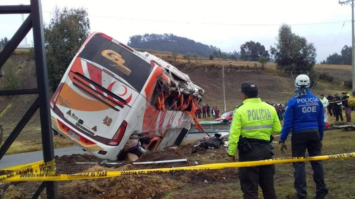 Cinco fallecidos y 23 heridos por volcamiento de un bus en Colta, Chimborazo