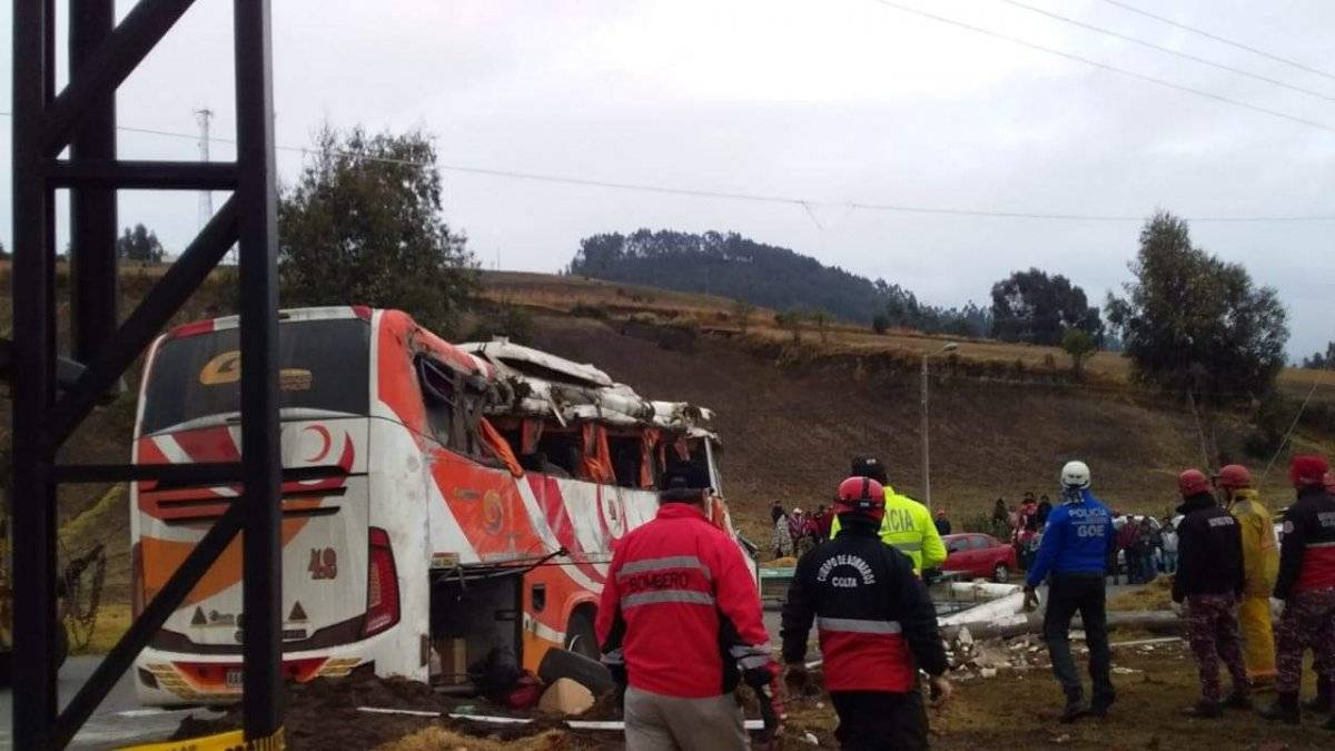 Cinco fallecidos y 23 heridos por volcamiento de un bus en Colta, Chimborazo