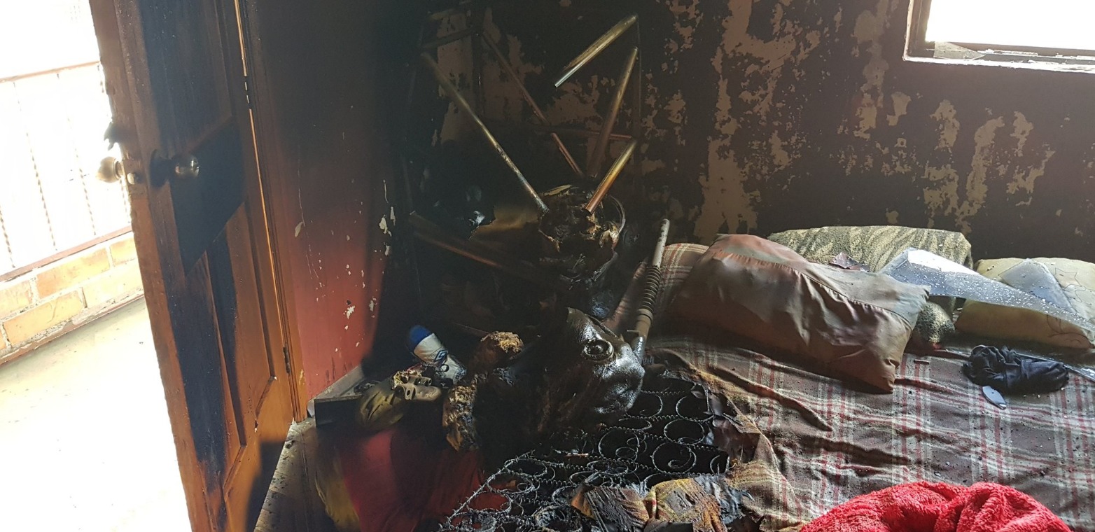 Así quedó la habitación del incendio estructural en Cuenca