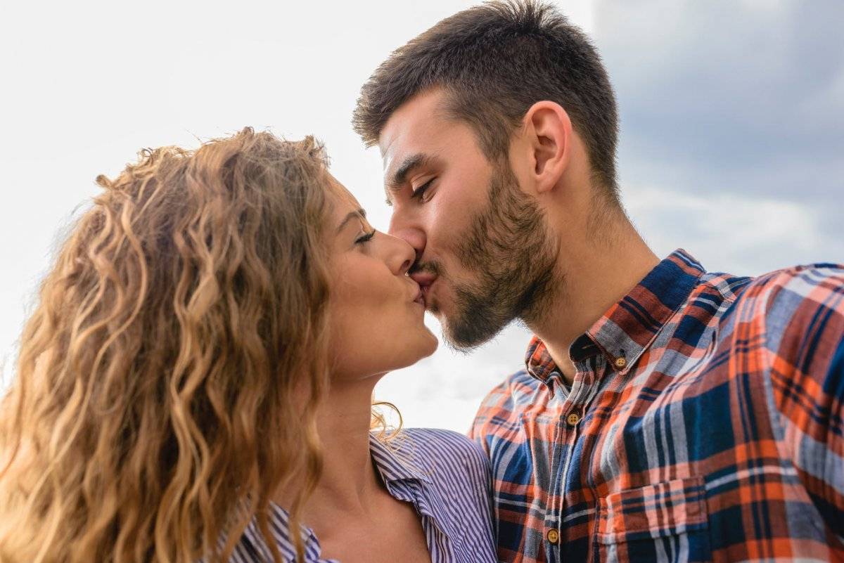 cómo excitar a un hombre con un beso