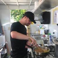 Joven con Síndrome Down emprende su carrera en la gastronomía