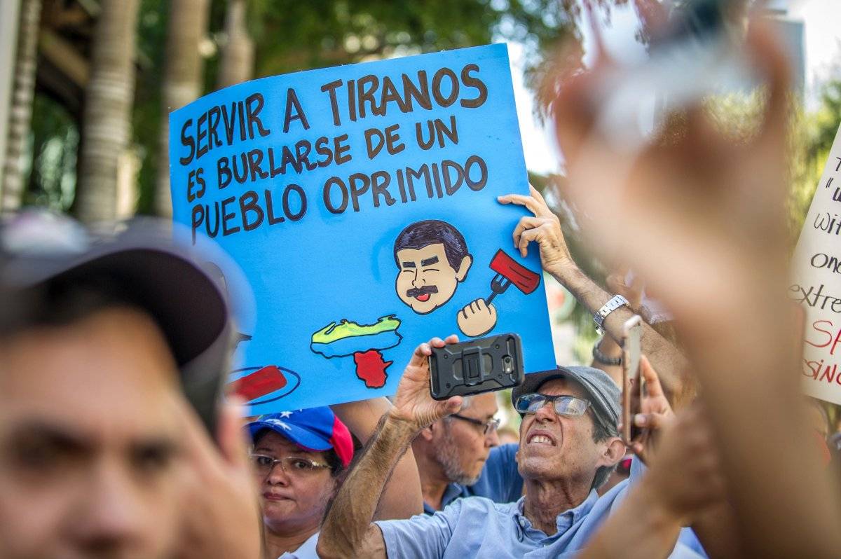 Venezolanos en Miami protestaron frente al restaurante del chef Salt Bae que recibió a Maduro