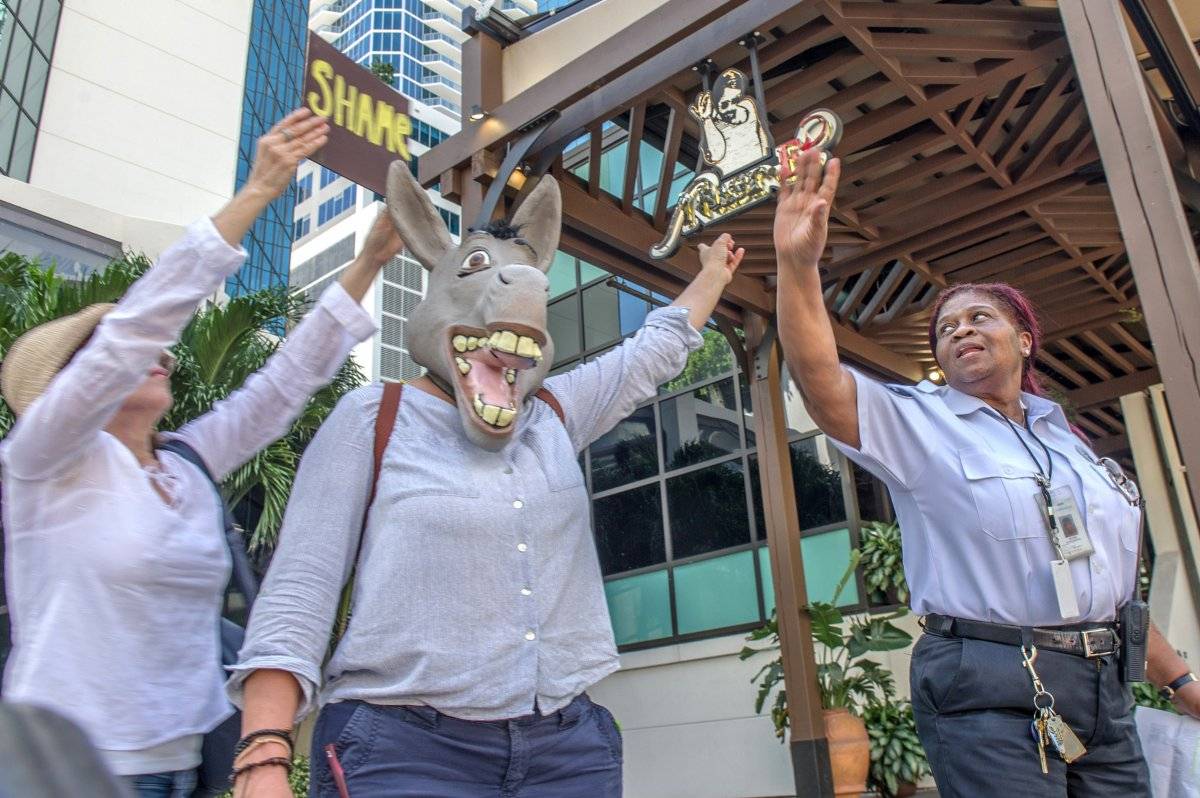 Venezolanos en Miami protestaron frente al restaurante del chef Salt Bae que recibió a Maduro