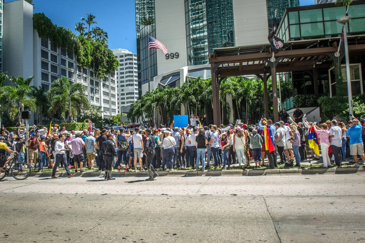 Venezolanos en Miami protestaron frente al restaurante del chef Salt Bae que recibió a Maduro