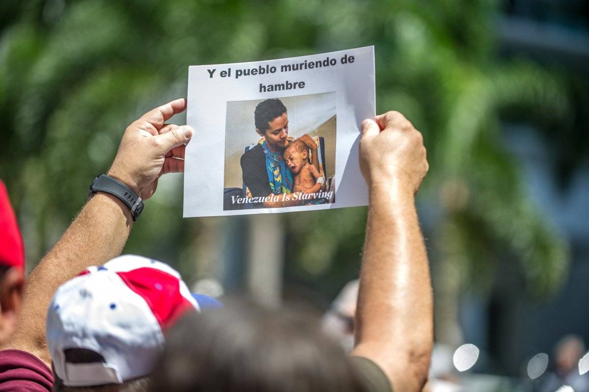 Venezolanos en Miami protestaron frente al restaurante del chef Salt Bae que recibió a Maduro