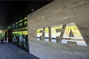 https://www.publinews.gt/gt/deportes/2018/09/19/fifa-suspende-vida-tres-responsables-americanos-corrupcion.html