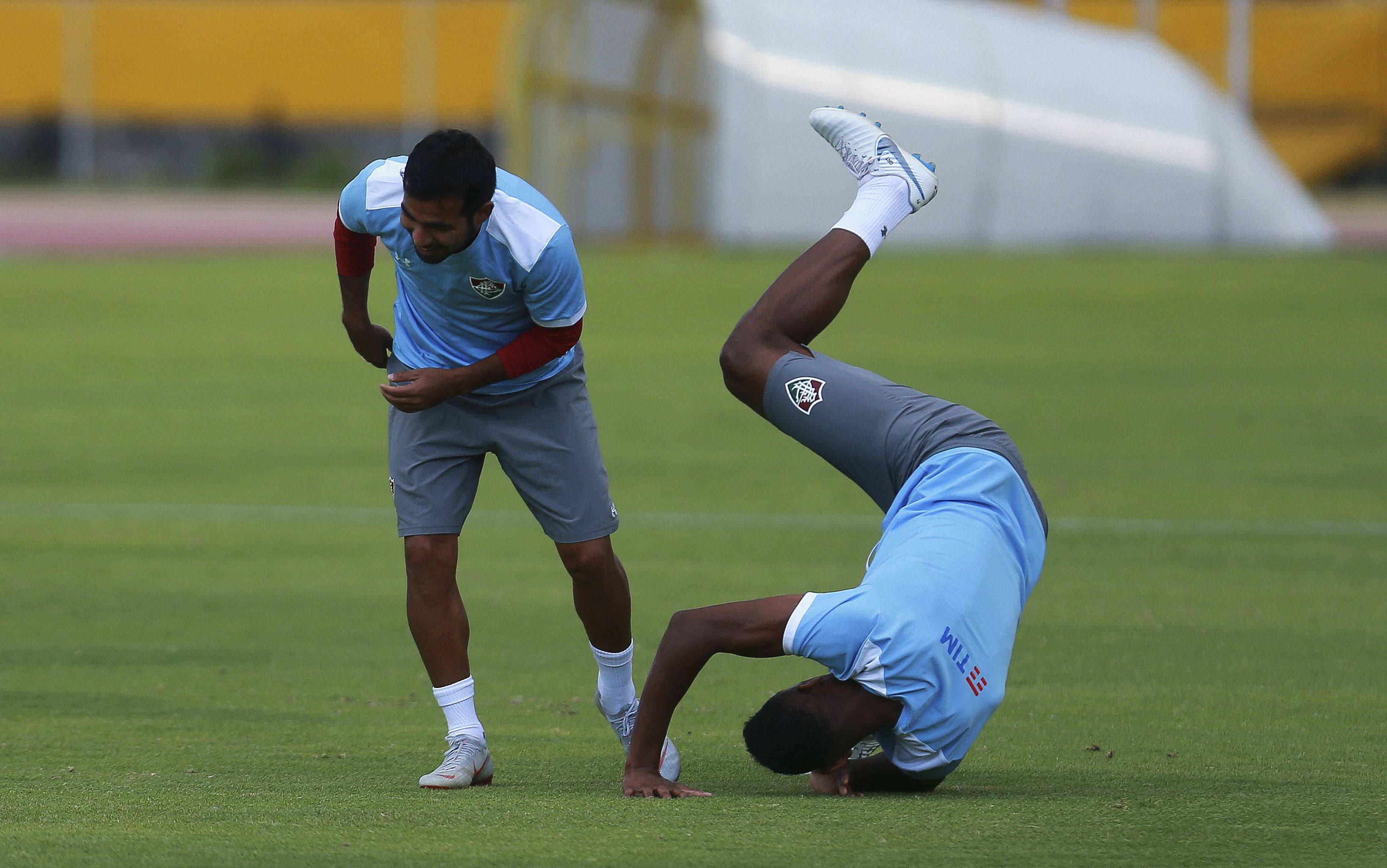 Los jugadores Júnior Sornoza (i) y Digâo (d) del Fluminense de Brasil participan en una sesión de entrenamiento