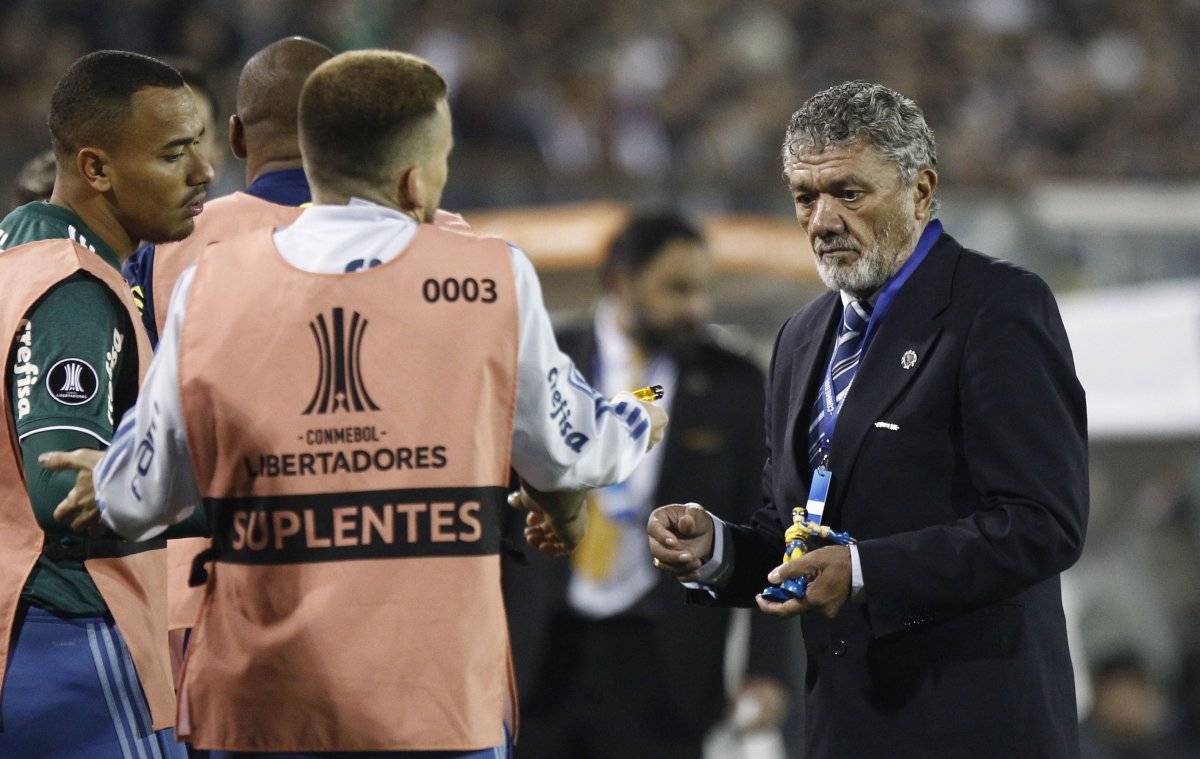 Los objetos no pararon de caer sobre el final del partido / imagen: Agencia UNO