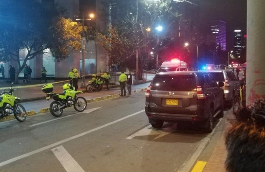 Hombre se lanza desde lo alto de la Torre Colpatria Hombre se lanza desde lo alto de la Torre Colpatria