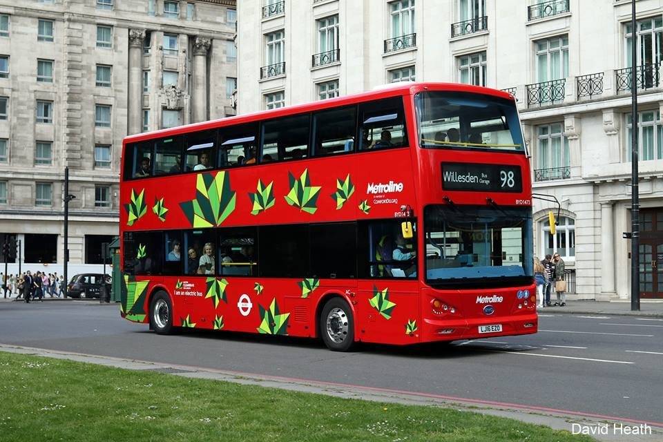 Bus eléctrico de dos pisos que opera en Londres