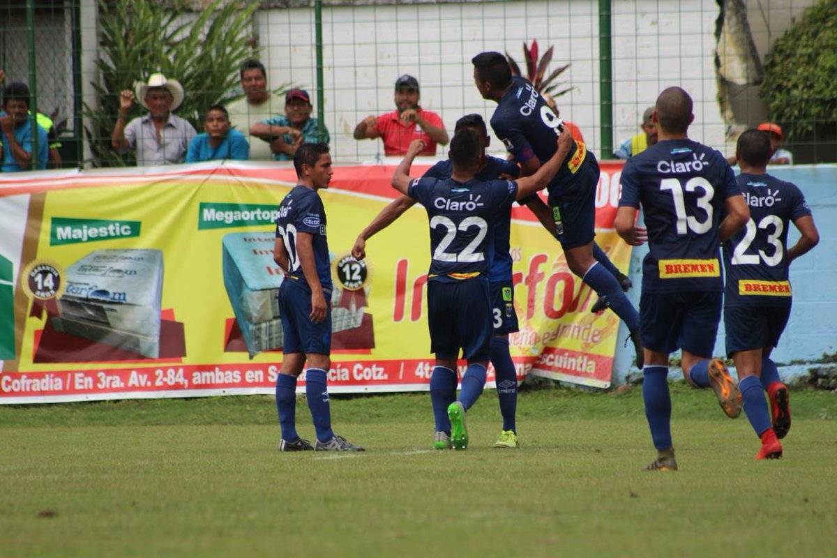 Los jugadores juveniles de Municipal celebran uno de sus goles