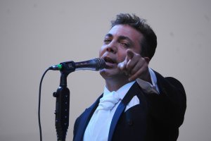 https://www.publimetro.com.mx/mx/entretenimiento/2018/09/23/cristian-castro-aparece-semidesnudo-comercial.html