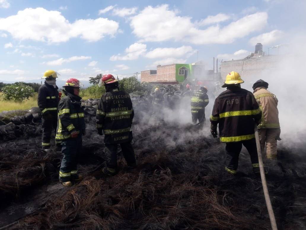 Roban a bomberos tapatíos mientras atendían incendio de llantera