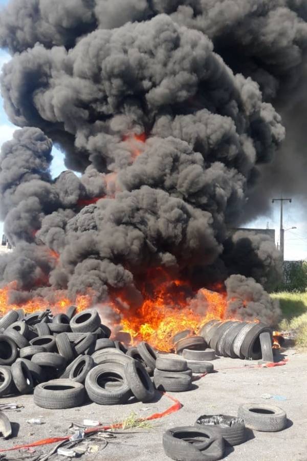 Roban a bomberos tapatíos mientras atendían incendio de llantera