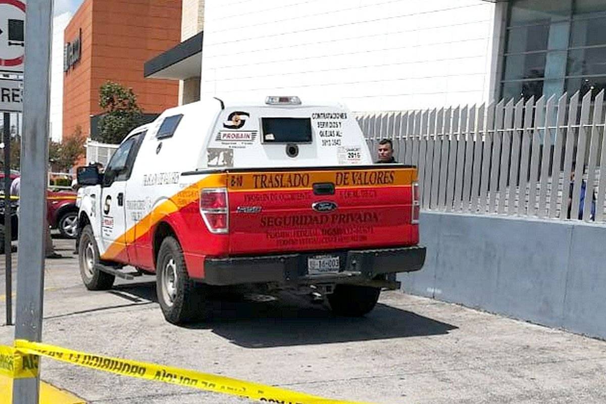 Golpean a custodio de valores en asalto en centro comercial