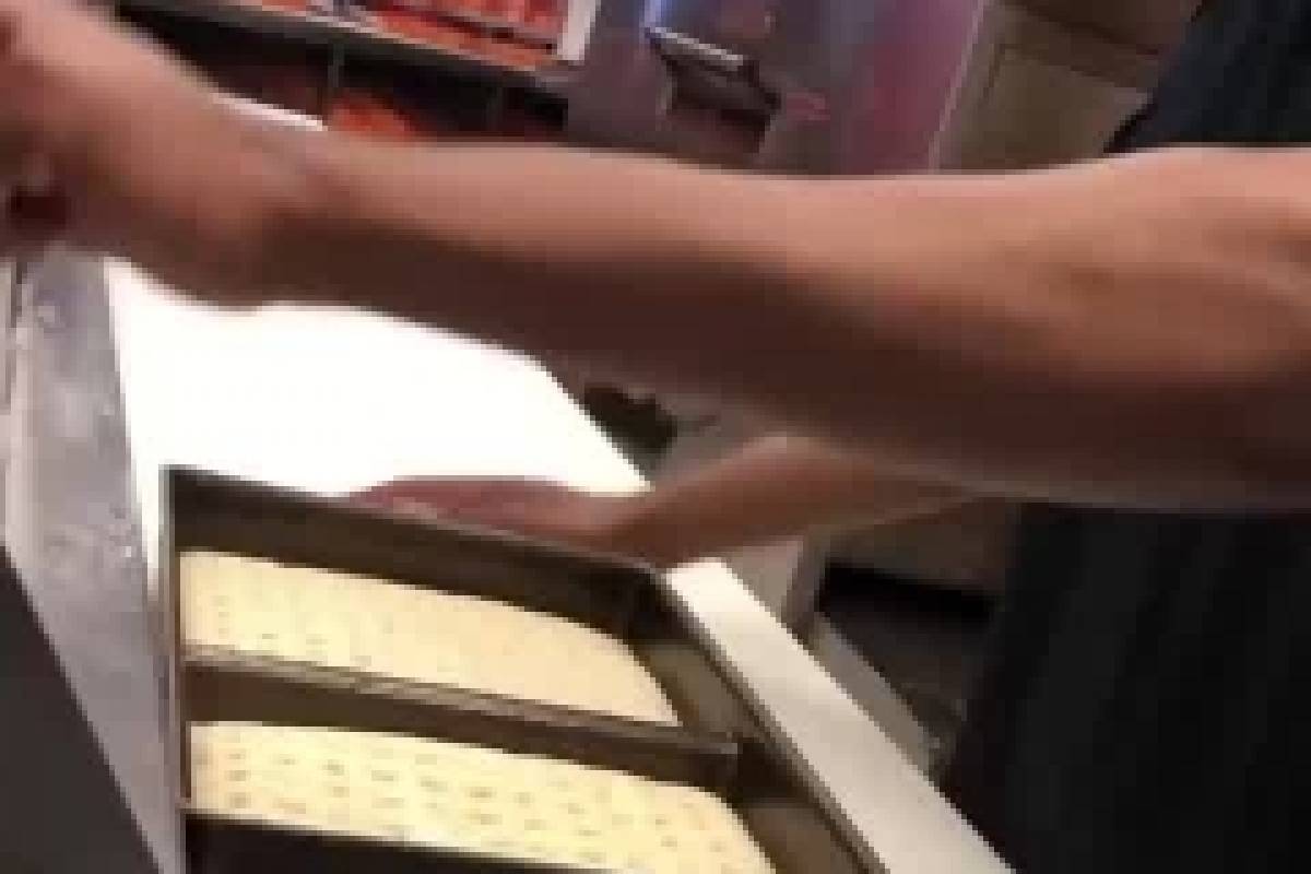 ¡Qué asco! Lo que hacía este cocinero al preparar pizza produce náuseas